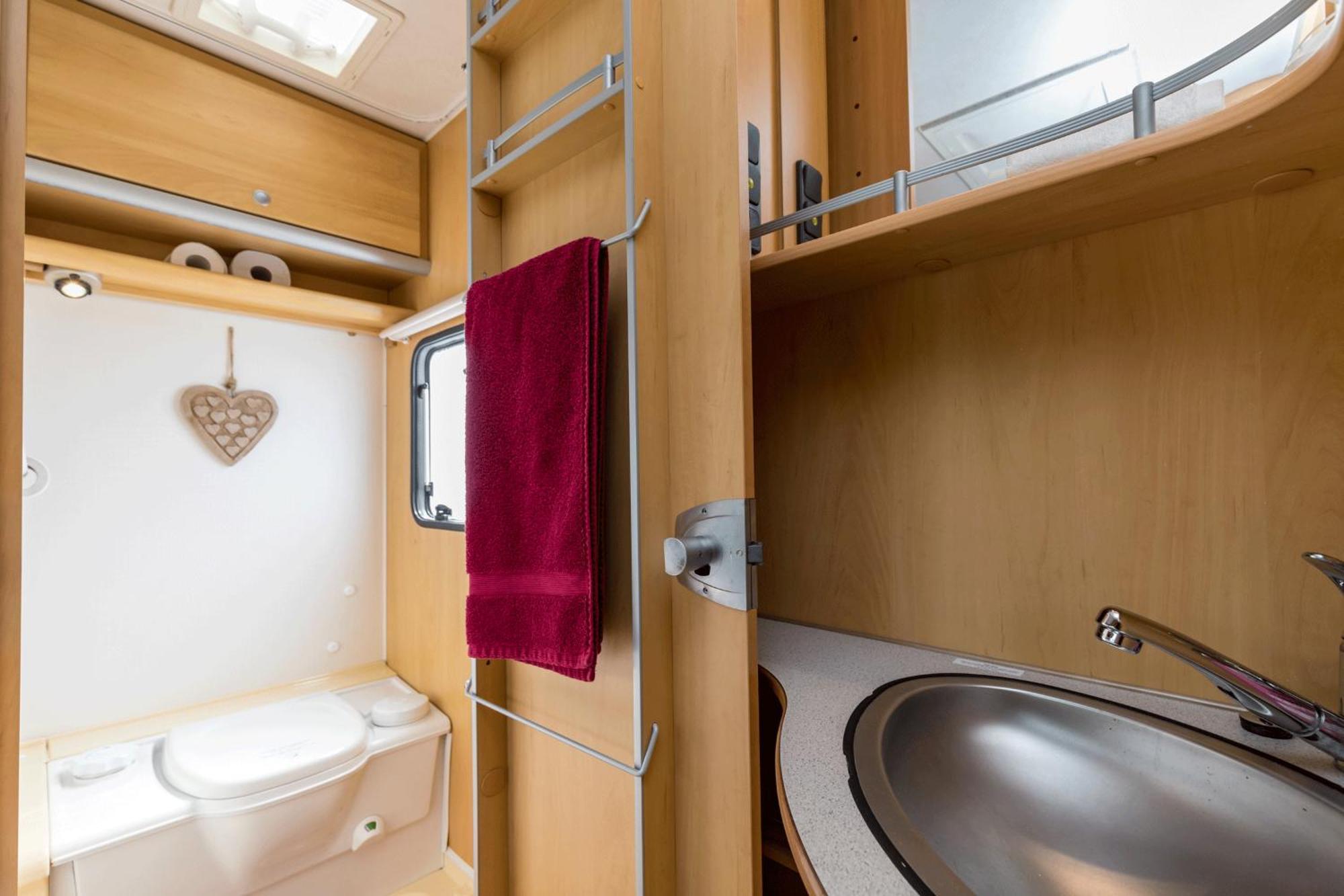 Cosy Caravan On Luxury Campsite Hulme End Zewnętrze zdjęcie